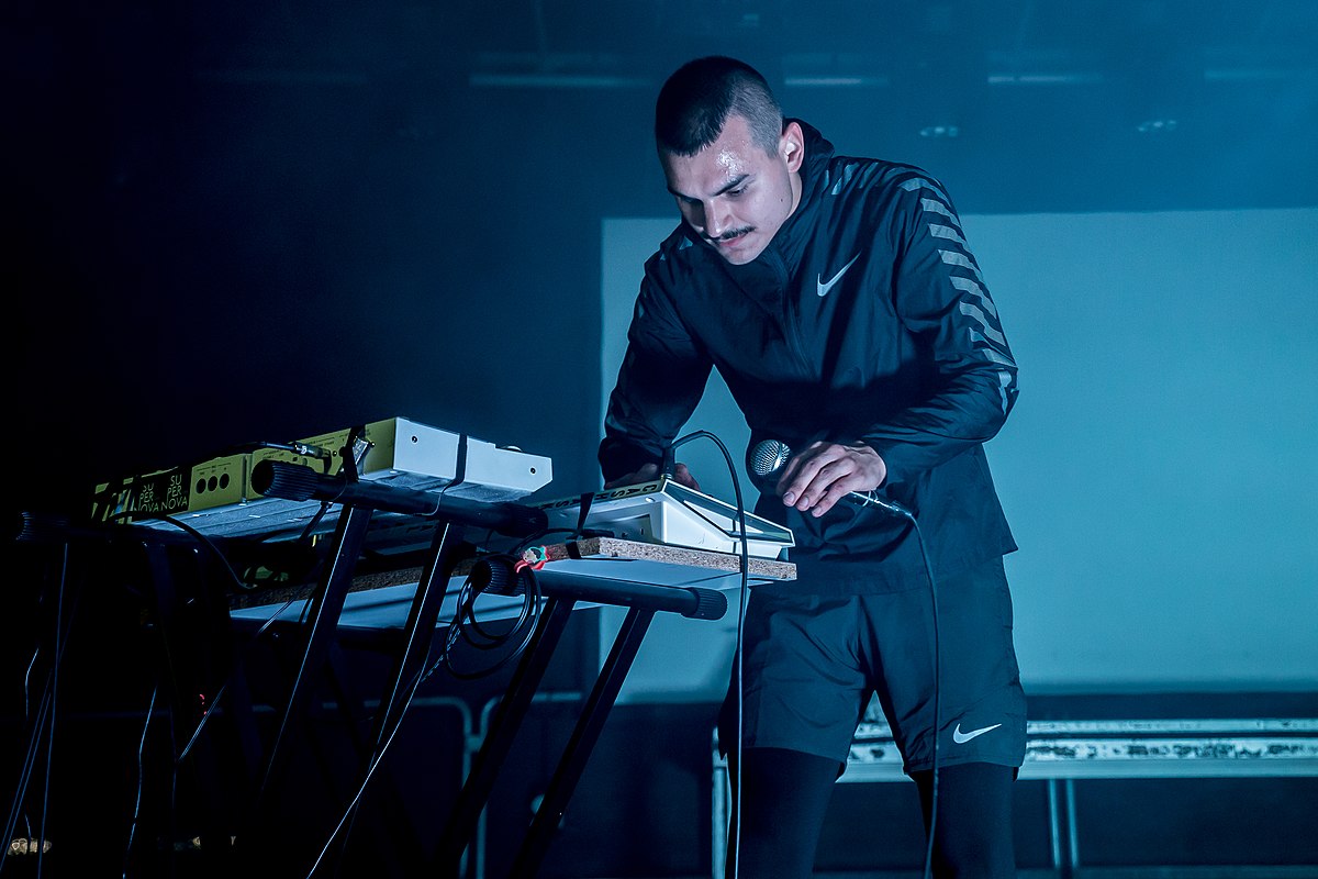 Mr.Kitty: Haunting Synthwave Pop with Darkwave Vibes – Newretro.Net